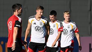 Felix Keidel (2.vr) z&auml;hlt - wie der verletzte Nico Schlotterbeck (vorne) - nicht zum Spieltagskader gegen Serbien.