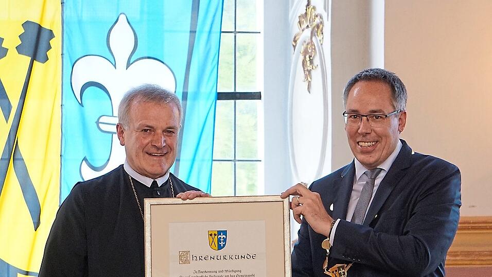 Bürgermeister Andreas Moser (r.) überreichte Abt Wolfgang M. Hagl OSB beim Festakt im Kloster die offizielle Ernennungsurkunde zum Ehrenbürger des Marktes Metten. Bürgermeister Andreas Moser (r.) überreichte Abt Wolfgang M. Hagl OSB beim Festakt im Kloster die offizielle Ernennungsurkunde zum Ehrenbürger des Marktes Metten.