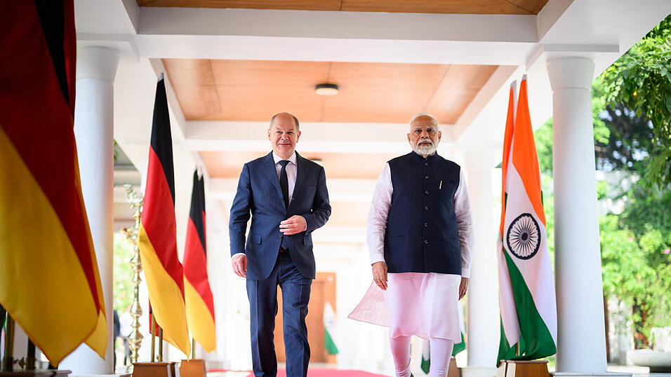 Auch militärisch wollen Deutschland und Indien enger zusammenarbeiten. Über einen ersten Rüstungsdeal wird bereits verhandelt. Bislang ist Russland der größte Waffenlieferant Indiens. Auch militärisch wollen Deutschland und Indien enger zusammenarbeiten. Über einen ersten Rüstungsdeal wird bereits verhandelt. Bislang ist Russland der größte Waffenlieferant Indiens.