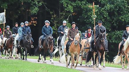 Der Wallfahrertross wird traditionell vom Kreuzträger angeführt.