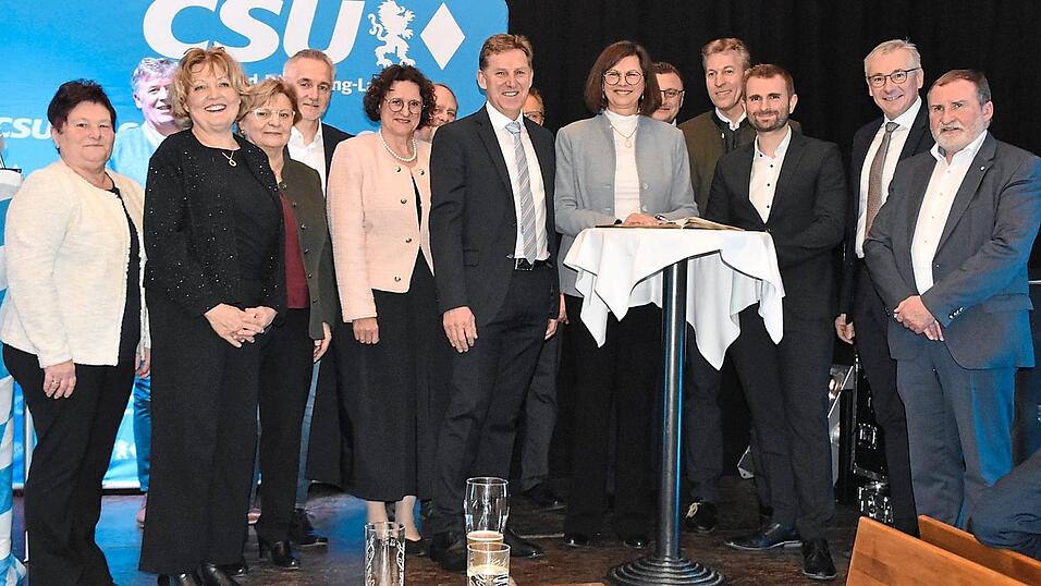 Ilse Aigner trug sich in das Goldene Buch ein.