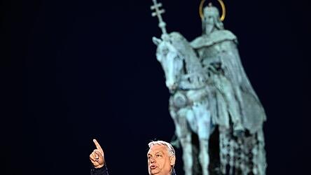 Ungarns Ministerpr&auml;sident Viktor Orban hofft, am Sonntag die Parlamentswahl gegen seinen chancenreichen Herausforderer Peter Magyar zu gewinnen.