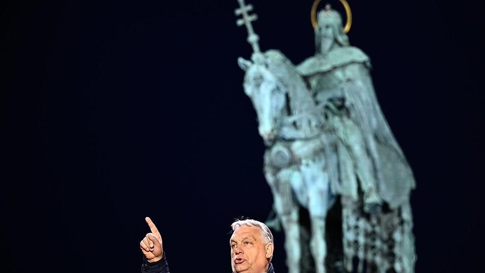 Ungarns Ministerpr&auml;sident Viktor Orban hofft, am Sonntag die Parlamentswahl gegen seinen chancenreichen Herausforderer Peter Magyar zu gewinnen.