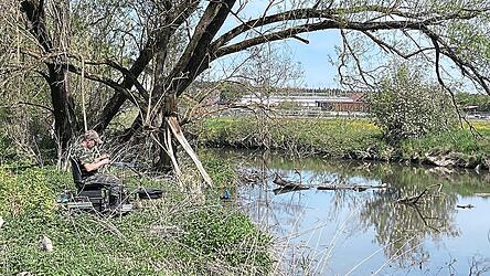 Der Fischer am S&uuml;&szlig;l-Wasser wirft geduldig seine K&ouml;der aus. Fotos: