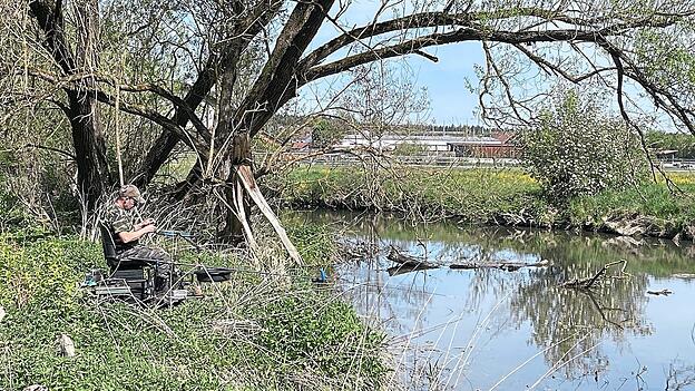 Der Fischer am S&uuml;&szlig;l-Wasser wirft geduldig seine K&ouml;der aus. Fotos:
