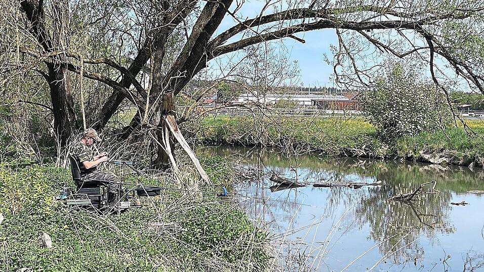 Der Fischer am S&uuml;&szlig;l-Wasser wirft geduldig seine K&ouml;der aus. Fotos: