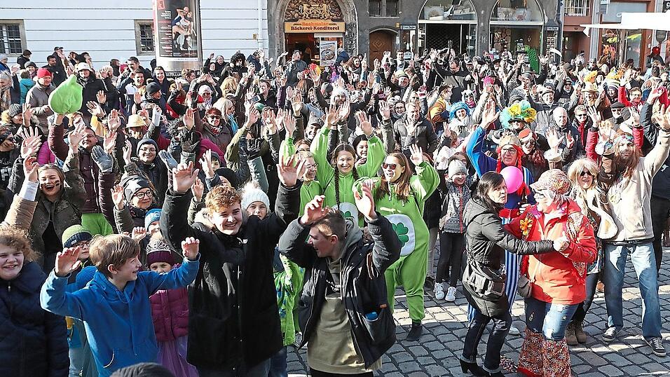 Wird es am Faschingsdienstag ein buntes Treiben in der Altstadt geben? Michael Bragulla vom Stadtmarketing verbreitet vorsichtig Zuversicht: 'Wir werden überlegen, was wir im Fasching von Stadtseite her umsetzen können.' Wird es am Faschingsdienstag ein buntes Treiben in der Altstadt geben? Michael Bragulla vom Stadtmarketing verbreitet vorsichtig Zuversicht: 'Wir werden überlegen, was wir im Fasching von Stadtseite her umsetzen können.'
