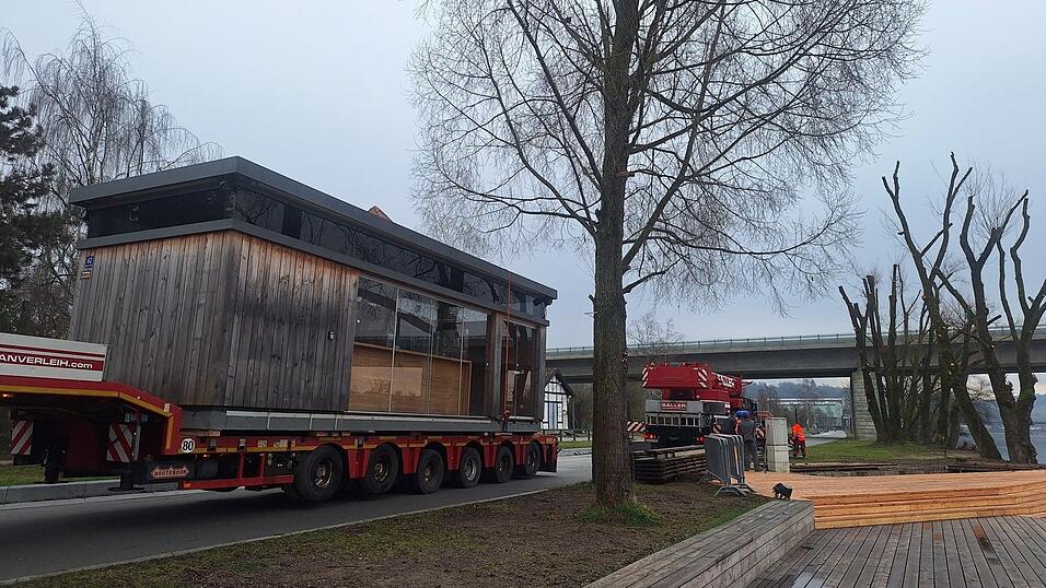 Der Barcontainer wird auf einem Laster an die Donau gebracht. Der Barcontainer wird auf einem Laster an die Donau gebracht.