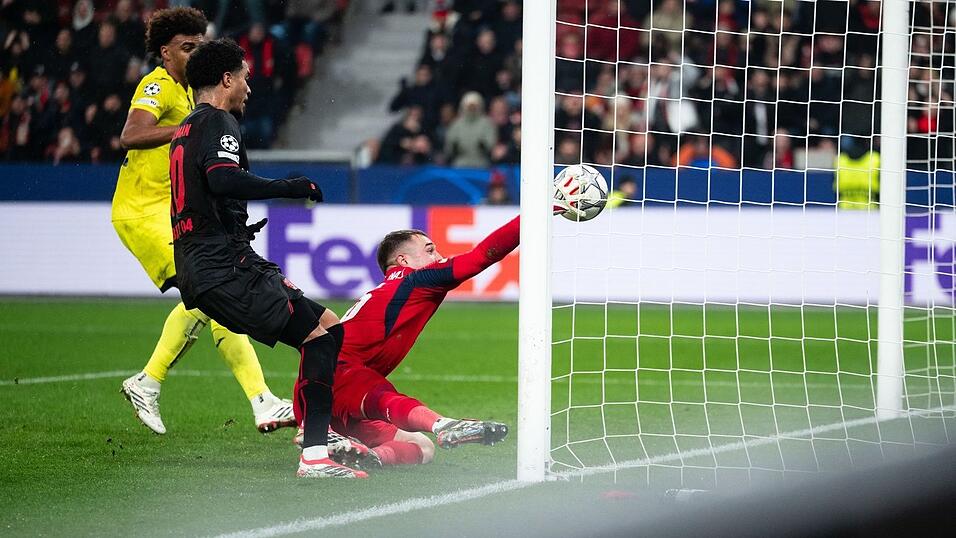 Malik Tillman trifft zum Tor.