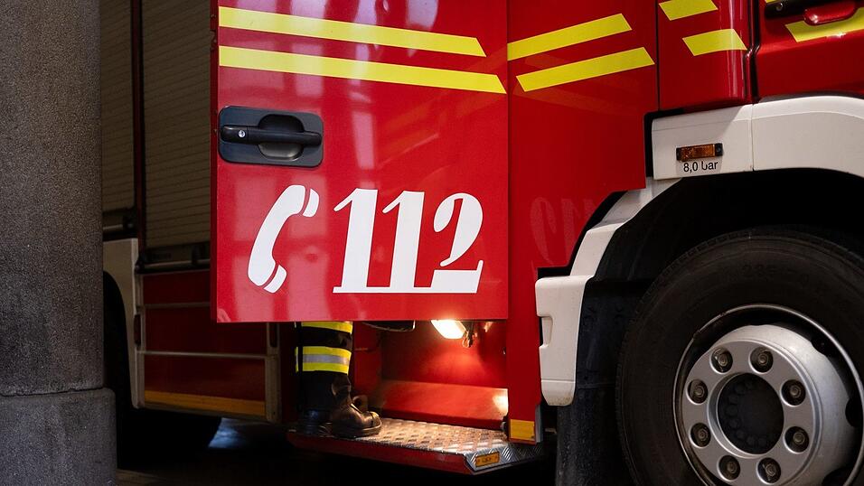 Die Feuerwehr errichtete eine &Ouml;lsperre. (Symbolbild)