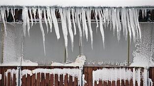 Eiszapfen h&auml;ngen vom Dach eines Stalles. Foto: Karl-Josef Hildenbrand/Archiv
