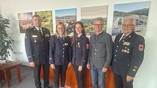 Willkommen im Team mit neuer Aufgabe: (v. l.) Erwin Wurzer, Anna-Katharina Ebenbeck, Lisa Schmid, Landrat Bernd Sibler und Konrad Seis.