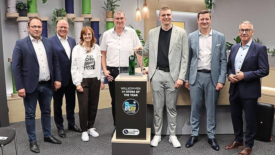 Sie freuen sich &uuml;ber den Award: B&uuml;rgermeister Martin Stoiber, Dr. Alexander von Preen, Evelin, Elmar und Philipp Diermeier, Landrat Christian Schindler und Richard Brunner von der IHK.