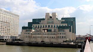Im markanten Hauptquartier des britischen Auslandsgeheimdienstes MI6, direkt an der Themse, w&auml;chst die Sorge, dass durch den mutma&szlig;lichen Geheimnisverrat britische Agenten und Informanten enttarnt worden sein k&ouml;nnten.