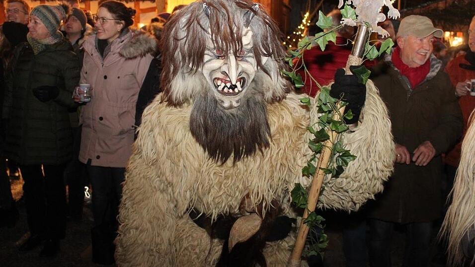 Die Perchtengruppe 'Frisinger Fratz'n' trat am Mittwochabend auf dem Landshuter Christkindlmarkt auf. Die Perchtengruppe 'Frisinger Fratz'n' trat am Mittwochabend auf dem Landshuter Christkindlmarkt auf.