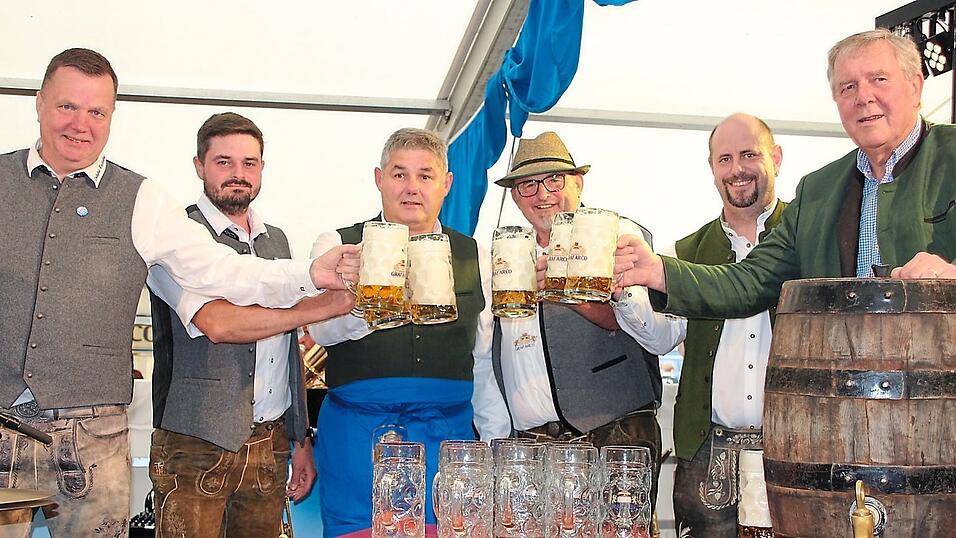 Frischgezapft: Anstoßen auf gemütliche Volksfesttage in Wallerfing.