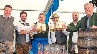 Frischgezapft: Anstoßen auf gemütliche Volksfesttage in Wallerfing.