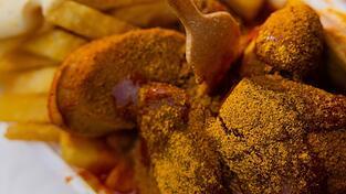 Wurst, Tomatensauce, englisches Curry: In «Peter Pomm's Pusztetten-Stube» wird Currywurst immer noch genauso zubereitet wie vor fast 90 Jahren.
