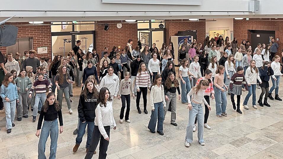 Flashmob in der Aula des Gymnasiums