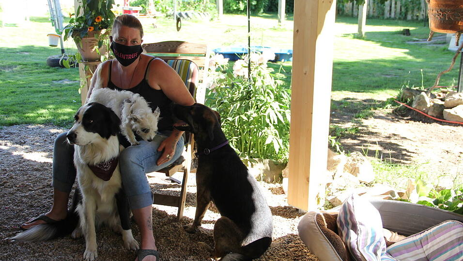 Wohlfühlatmosphäre im Tölentreff im Vilstal bei Johanna Hofbauer. Wohlfühlatmosphäre im Tölentreff im Vilstal bei Johanna Hofbauer.