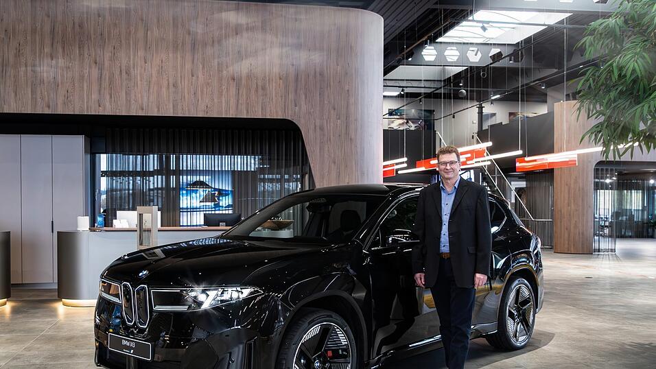 Robert Hubauer mit dem Flaggschiff der Neuen Klasse: dem BMW iX3. Hubauer f&uuml;hrt das gleichnamige Autohaus in zweiter Generation.