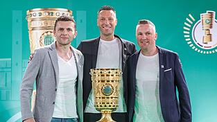 Sven Jablonski (M) leitet das DFB-Pokalfinale zwischen dem VfB Stuttgart und dem FC Bayern München. Sven Jablonski (M) leitet das DFB-Pokalfinale zwischen dem VfB Stuttgart und dem FC Bayern München.