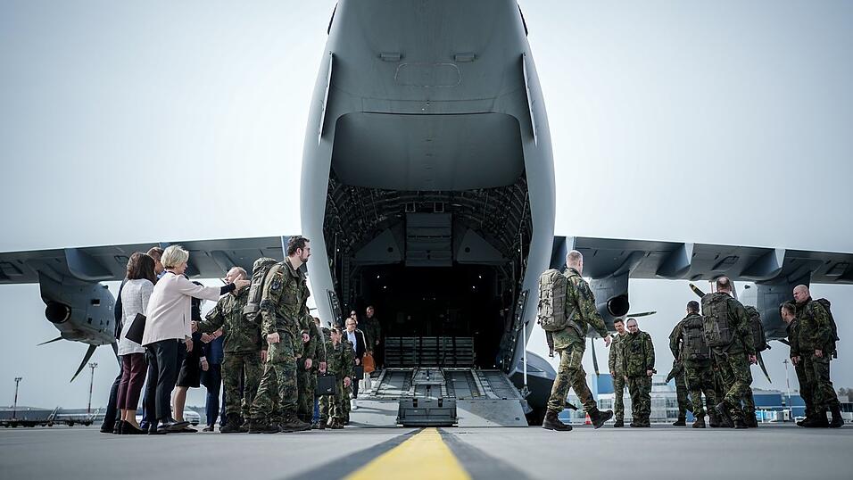 Empfang am Flughafen Vilnius: Dort sind am Montag die ersten deutschen Soldaten f&uuml;r die dauerhafte Stationierung an der Ostflanke der Nato gelandet. Perspektivisch sollen bis zu 5 000 Kr&auml;fte der Bundeswehr in Litauen gefechtsbereit sein.