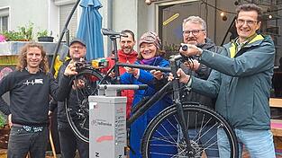 Von links: Jakob Friedl (Stadtrat), Jürgen Bachl (ADFC), Thomas Kuhnt (Projektmanagement soziale Stadt), Tanja Flemmig (Leiterin Stadtplanungsamt), Volker Höcht ((Leiter Amt für Stadtentwicklung), Thomas Großmüller (Nahmobilitätskoordinator der Stadt).