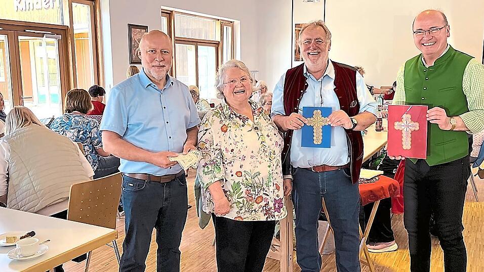 Pfarrer Thomas Diermeier, B&uuml;rgermeister Stefan Scheibenzuber sowie dessen Stellvertreter Ludwig Thoma erhielten von Margot Fr&ouml;hlich jeweils ein handgefertigtes Pr&auml;sent.