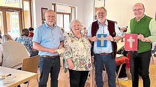Pfarrer Thomas Diermeier, Bürgermeister Stefan Scheibenzuber sowie dessen Stellvertreter Ludwig Thoma erhielten von Margot Fröhlich jeweils ein handgefertigtes Präsent. Pfarrer Thomas Diermeier, Bürgermeister Stefan Scheibenzuber sowie dessen Stellvertreter Ludwig Thoma erhielten von Margot Fröhlich jeweils ein handgefertigtes Präsent.