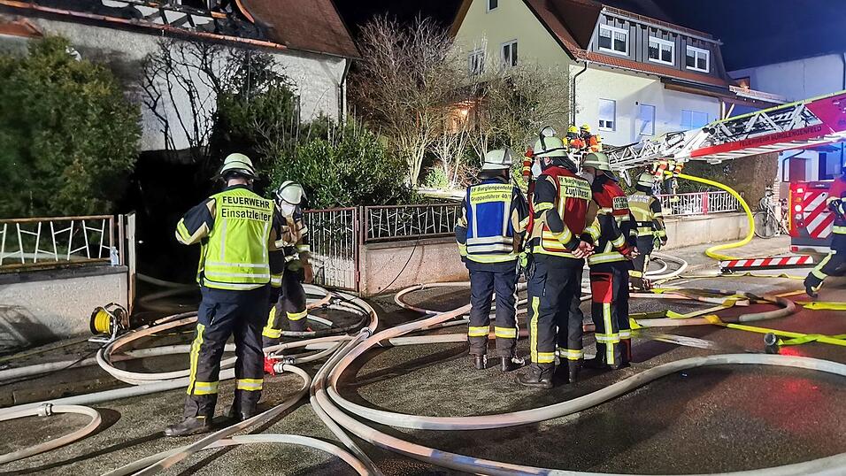 Feuerwehreinsatz in der Nacht von Donnerstag auf Freitag in Burglengenfeld. Dort stand der Dachstuhl eines Einfamilienhauses in Flammen.