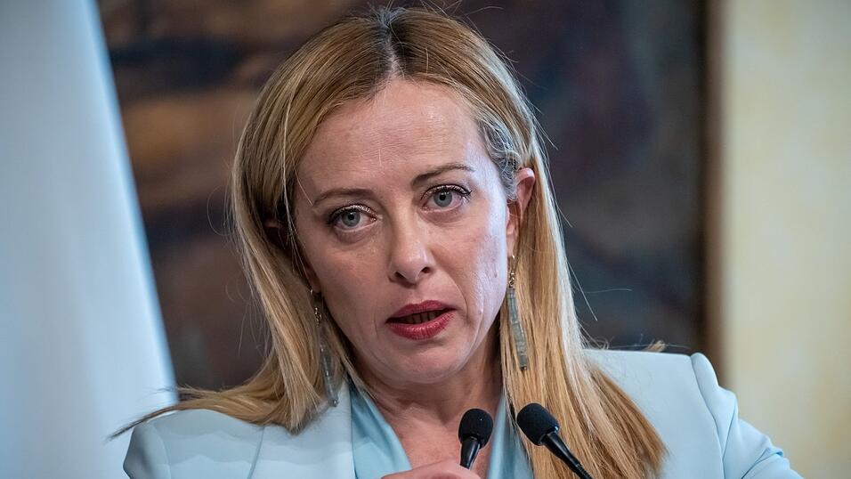 Meloni soll enge Kontakte zu Berlusconis Tochter und seiner Lebensgef&auml;hrtin gekn&uuml;pft haben. M&ouml;glich, dass die Macht in der Familie bleibt.