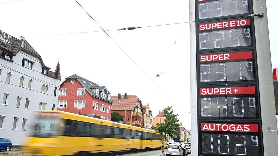 Der Tankrabatt ist ausgelaufen, Literpreise über zwei Euro für Sprit sind an Tankstellen in Deutschland wieder die Regel. Der Tankrabatt ist ausgelaufen, Literpreise über zwei Euro für Sprit sind an Tankstellen in Deutschland wieder die Regel.