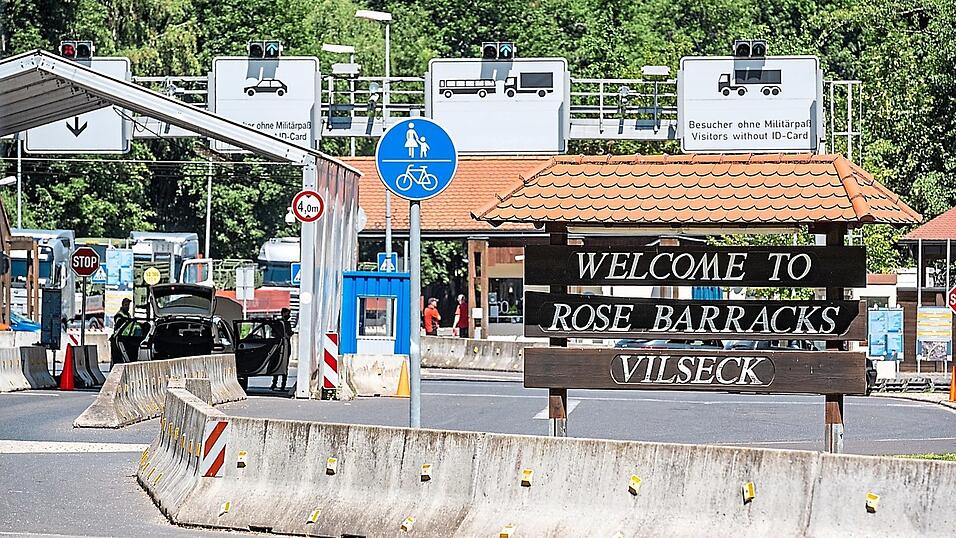 Zweisprachigkeit ist nicht nur auf den Schildern des US-Truppenübungsplatzes bei Vilseck im Kreis Amberg-Sulzbach üblich. Im ganzen Ort ist US-amerikansiches und deutsches Leben verwoben. Zweisprachigkeit ist nicht nur auf den Schildern des US-Truppenübungsplatzes bei Vilseck im Kreis Amberg-Sulzbach üblich. Im ganzen Ort ist US-amerikansiches und deutsches Leben verwoben.