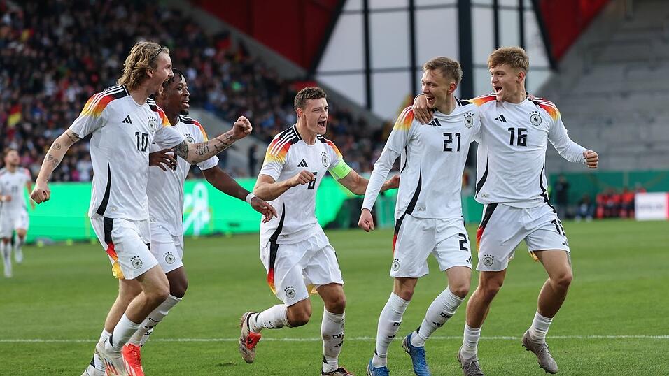 Freude über Gruppensieg und EM-Ticket. Freude über Gruppensieg und EM-Ticket.