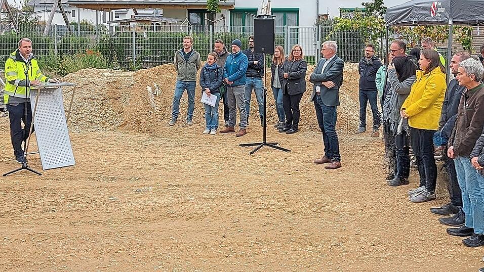 Alles nach Plan: Gute Nachrichten hatte Architekt Joachim Wagner (2.v.l.) für Bürgermeister Matthias Kohlmayer (l.) und Landrat Werner Bumeder beim Richtfest an der Baustelle der neuen Kita am Wiesenweg. Alles nach Plan: Gute Nachrichten hatte Architekt Joachim Wagner (2.v.l.) für Bürgermeister Matthias Kohlmayer (l.) und Landrat Werner Bumeder beim Richtfest an der Baustelle der neuen Kita am Wiesenweg.