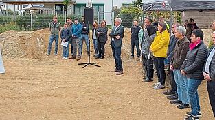 Alles nach Plan: Gute Nachrichten hatte Architekt Joachim Wagner (2.v.l.) für Bürgermeister Matthias Kohlmayer (l.) und Landrat Franz Bumeder beim Ruichtfest an der Baustelle der neuen Kita am Wiesenweg.