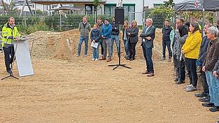 Alles nach Plan: Gute Nachrichten hatte Architekt Joachim Wagner (2.v.l.) für Bürgermeister Matthias Kohlmayer (l.) und Landrat Werner Bumeder beim Richtfest an der Baustelle der neuen Kita am Wiesenweg.