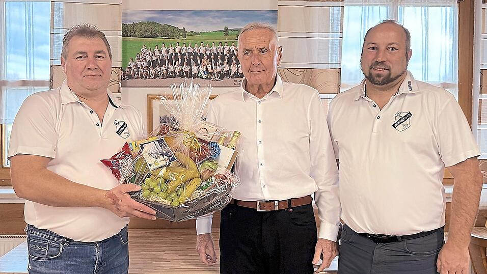 FC-Vorstand Reinhold Meier (links) sowie Alexander Achatz (rechts) gratulieren dem Ehrenvorsitzenden Wack Rolf Schmid zu seinem 80. Geburtstag. FC-Vorstand Reinhold Meier (links) sowie Alexander Achatz (rechts) gratulieren dem Ehrenvorsitzenden Wack Rolf Schmid zu seinem 80. Geburtstag.