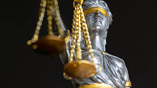 Hat ein Angeklagter aus dem Landkreis den Staat um 8,3 Millionen Euro betrogen oder nicht? Nach wie vor ist der Vorwurf ungeklärt, da der Prozess ausgesetzt werden musste. Hat ein Angeklagter aus dem Landkreis den Staat um 8,3 Millionen Euro betrogen oder nicht? Nach wie vor ist der Vorwurf ungeklärt, da der Prozess ausgesetzt werden musste.