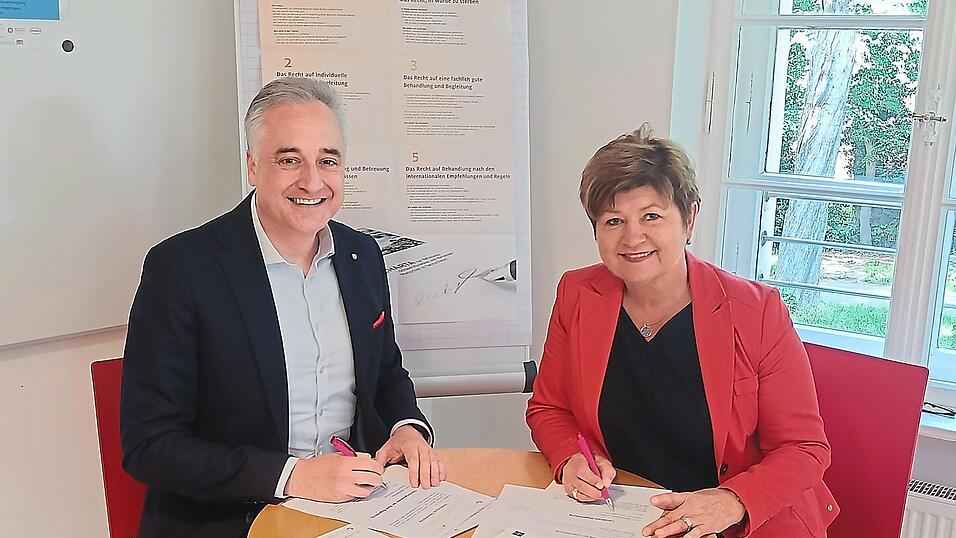 Oberbürgermeister Thomas Burger und die stellvertretende Landrätin Irmgard Sauerer unterschrieben am Montag die Charta. Oberbürgermeister Thomas Burger und die stellvertretende Landrätin Irmgard Sauerer unterschrieben am Montag die Charta.