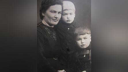 Mutter Franziska von Altb&uuml;rgermeister Josef Sehofer (r.) im Jahre 1944 mit den beiden Buben - Das Bild wurde damals &uuml;ber das Internationale Rote Kreuz dem in amerikanischer Kriegsgefangenschaft befindlichen Ehemann und Vater zugeleitet.