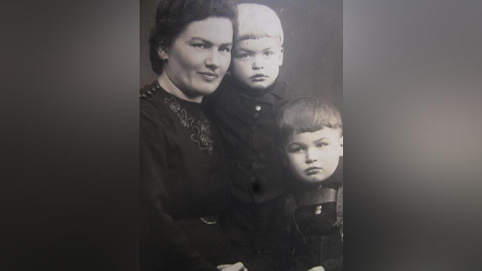 Mutter Franziska von Altb&uuml;rgermeister Josef Sehofer (r.) im Jahre 1944 mit den beiden Buben - Das Bild wurde damals &uuml;ber das Internationale Rote Kreuz dem in amerikanischer Kriegsgefangenschaft befindlichen Ehemann und Vater zugeleitet.