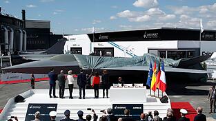 So sollte der neue Kampfjet eigentlich aussehen - doch nach dem FCAS-Aus schließen sich Unternehmen zu neuen Kooperationen zusammen. (Archivbild) So sollte der neue Kampfjet eigentlich aussehen - doch nach dem FCAS-Aus schließen sich Unternehmen zu neuen Kooperationen zusammen. (Archivbild)