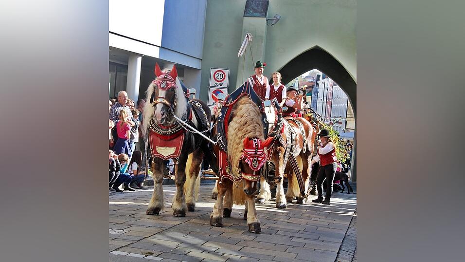 Viele Besucher verfolgten am Sonntag den Umzug auf dem Vilsbiburger Stadtplatz. Viele Besucher verfolgten am Sonntag den Umzug auf dem Vilsbiburger Stadtplatz.