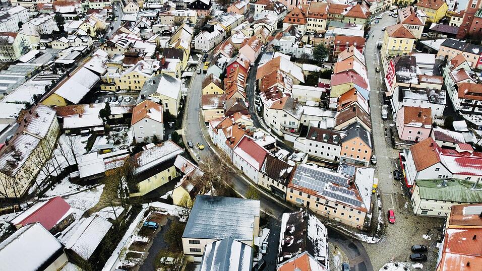 Die Einbahnregelung auf der Lorenz-Zierl-Straße werde selbst zweieinhalb Wochen nach der Einführung immer wieder ignoriert, wie auch unsere Luftaufnahme beweist; hier sind zwei Pkw zu erkennen, die als 'Geisterfahrer' unterwegs sind. Die Einbahnregelung auf der Lorenz-Zierl-Straße werde selbst zweieinhalb Wochen nach der Einführung immer wieder ignoriert, wie auch unsere Luftaufnahme beweist; hier sind zwei Pkw zu erkennen, die als 'Geisterfahrer' unterwegs sind.