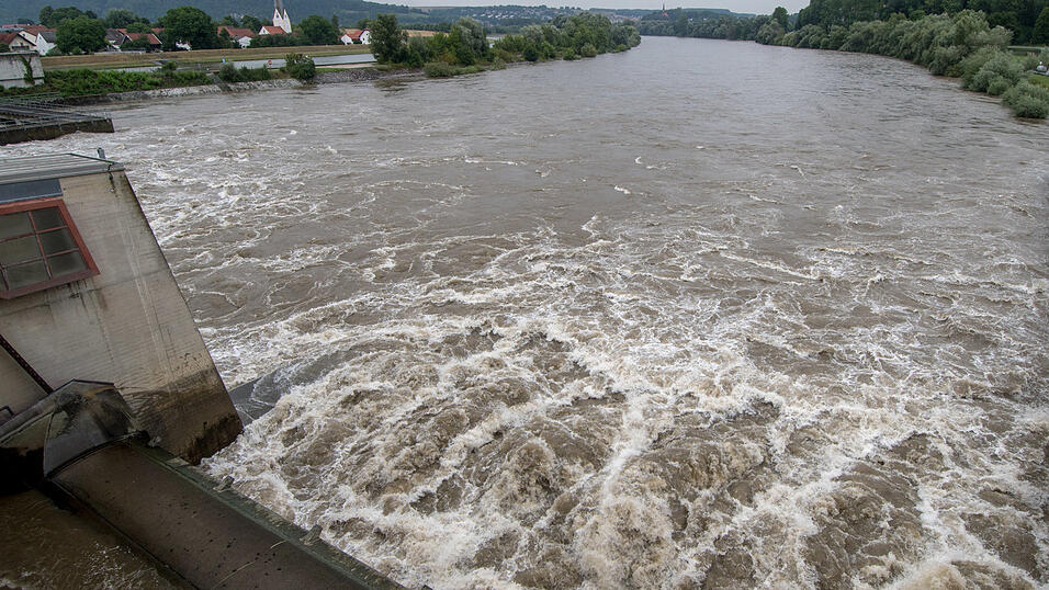 Bei der Schleuse in Bad Abbach nahe Poikam kollidierte ein Schiff beinahe mit einer Brücke. (Symbolbild) Bei der Schleuse in Bad Abbach nahe Poikam kollidierte ein Schiff beinahe mit einer Brücke. (Symbolbild)