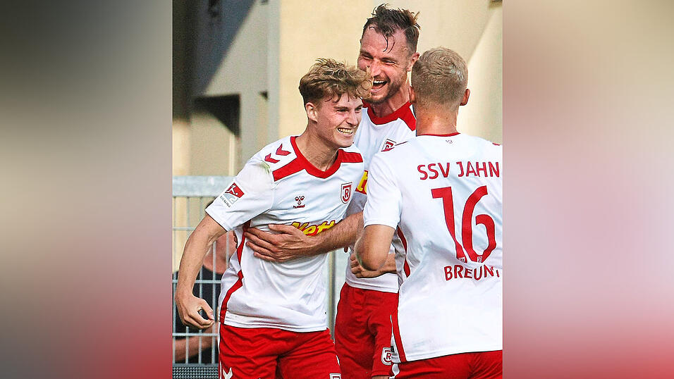 Erfolgreich im Aufsteiger-Duell: Dominik Kother (l.) erweist sich auch in der 2. Bundesliga als Torgarant f&uuml;r die Regensburger.