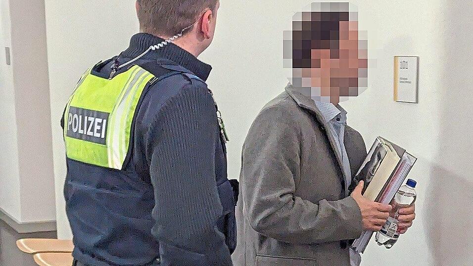 Gegen das Versprechen, seine Haftstrafe werde maximal sechseinhalb Jahre betragen, legte ein Chamer Kinderporno-Produzent (r.) ein umfassendes Gest&auml;ndnis ab.