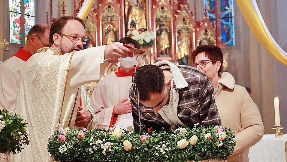 Die Zwillingsbr&uuml;der lie&szlig;en sich in der Osternacht taufen.
